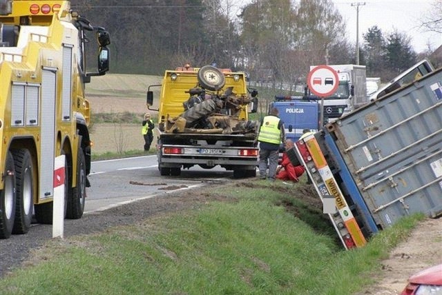 Ciągnik został kompletnie zniszczony. Tir wylądował w rowie.