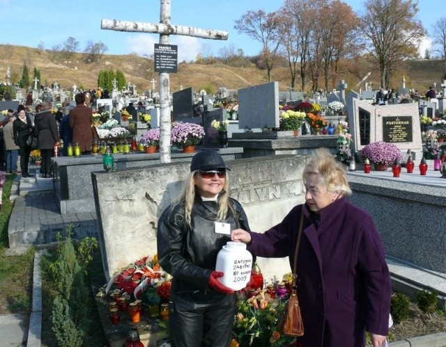 Przy Krzyżu Katyńskim w zachodniej części cmentarza od lat kwestuje Helena Justyniarska z TPP.