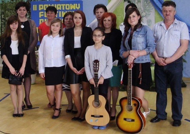 Laureaci Festiwalu Piosenki Żołnierskiej w Olesznie z opiekunami, organizatorami i komisją konkursową.