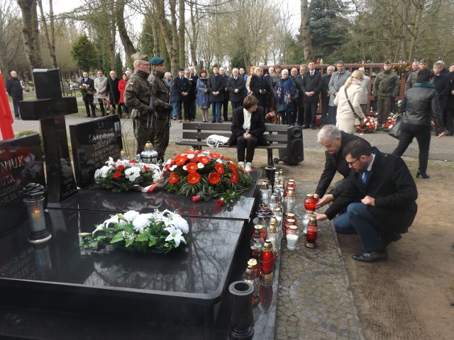 Na pierwszym planie, przy grobie posła PO, wicewojewoda Marek Subocz
