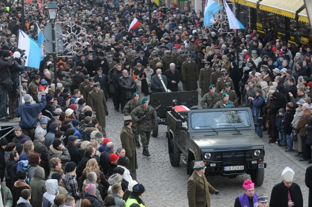 Tak Toruń żegnał wybitną mieszkankę 15 lat temu