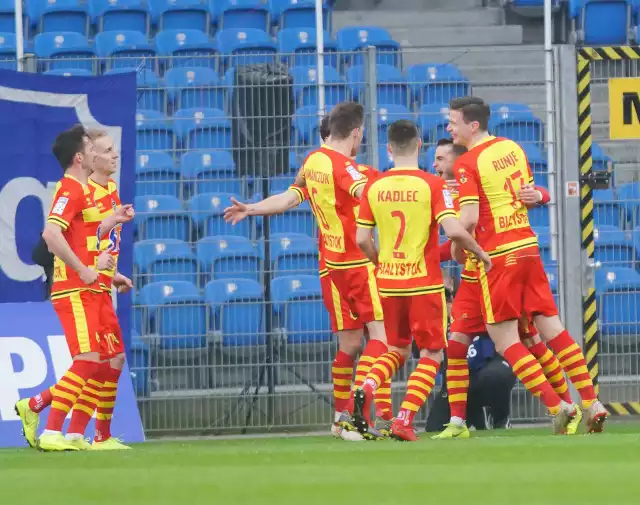 Piłkarze Jagiellonii Białystok zagrali bardzo dobry mecz w Poznaniu, gdzie zasłużenie zwyciężyli miejscowego Lecha 2:0. Zobaczcie, jakie oceny wystawiliśmy żółto-czerwonym po tym spotkaniu.