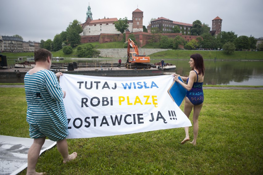 Kraków. Protestowali przeciwko usuwaniu dzikiej plaży pod Wawelem