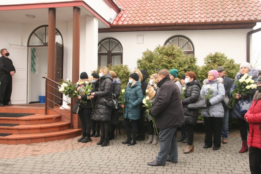 Pogrzeb Małgorzaty Gołaszewskiej w Ostrowi Mazowieckiej. 9.11.2021 zmarłą żegnała rodzina, bliscy i współpracownicy. Zdjęcia