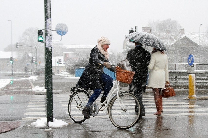 Kraków. Zakaz wjazdu dla starych aut do centrum? Za rok Strefa Czystego Transportu. Zrezygnujesz z auta, to miasto zaoferuje Ci coś w zamian