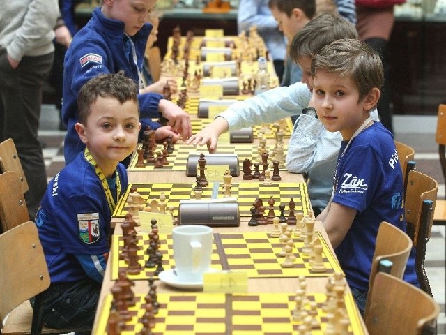 Szachiści z klubu LUKKS Miedziana Góra - Piotr Paździerz (z prawej) zwyciężył w kategorii do 10 lat, obok Maciej Lubiejewski.