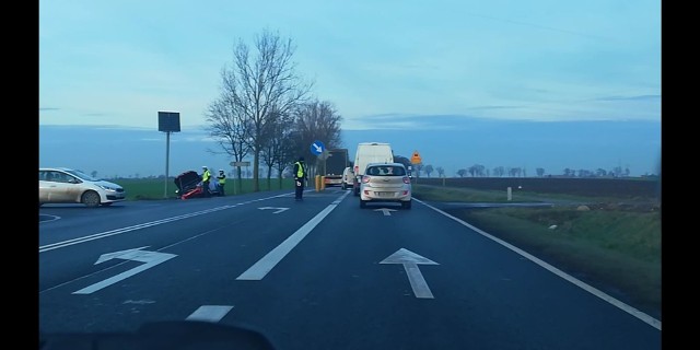 Wczoraj (17 grudnia) przed godziną 14 na drodze krajowej nr 15 w Ciechrzu (gmina Strzelno) doszło do wypadku.- Policjanci będący na miejscu ustalili, że kierujący pojazdem ciężarowym marki Scania z naczepą 25-letni mieszkaniec powiatu mławskiego jadąc od Strzelna w kierunku Inowrocławia, nie zachował bezpiecznej odległości od poprzedzającego go pojazdu marki Isuzu prowadzonego przez 47-letniego mieszkańca Piekar Śląskich, który wykonywał manewr skrętu w lewo, w wyniku czego najechał na jego tył, powodując wypadnięcie pojazdu z drogi - relacjonuje st. asp. Tomasz Bartecki z mogileńskiej policji. Dodaje, że poszkodowany 47-latek z podejrzeniem urazu głowy został przewieziony do szpitala. Uczestnicy zdarzenia byli trzeźwi. Postępowanie w tej sprawie prowadzą policjanci z komisariatu w Strzelnie.