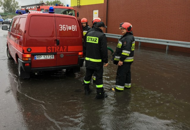 Strażacy z Przemyśla i okolicznych OSP, odebrali we wtorek już kilkanaście zgłoszeń o skutkach ulewy. 