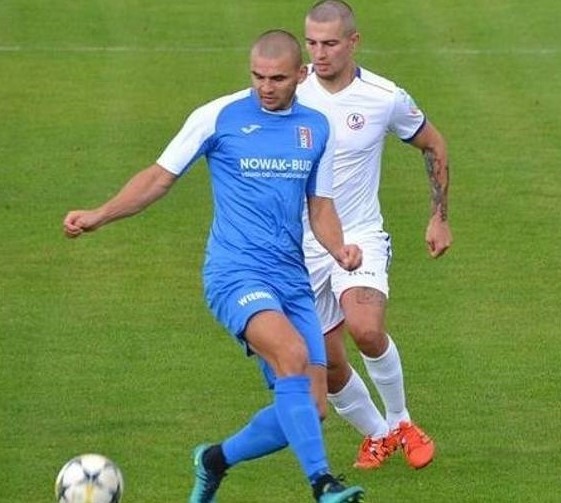 Mateusz Fryc (na pierwszym planie) strzelił dwa gole dla Wiernej w meczu z Kamienną Brody.