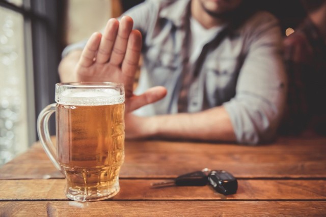 Wiedząc, ile gram czystego alkoholu zawiera spożywany przez nas alkohol, można łatwo oszacować, kiedy bezpiecznie wsiąść za kierownicę samochodu.