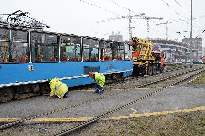 Wrocław: Wykolejenie tramwaju na pl. Dominikańskim (FOTO, OBJAZDY)