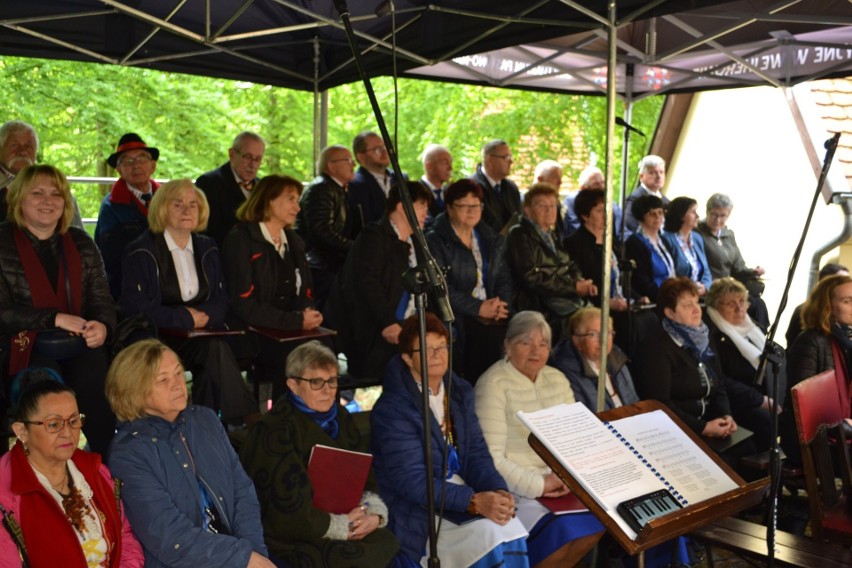 Wejherowo. Odpust Wniebowstąpienia Pańskiego 2022. Odsłonięto tablicę upamiętniającą wizytę ks. kardynała Wyszyńskiego w Wejherowie