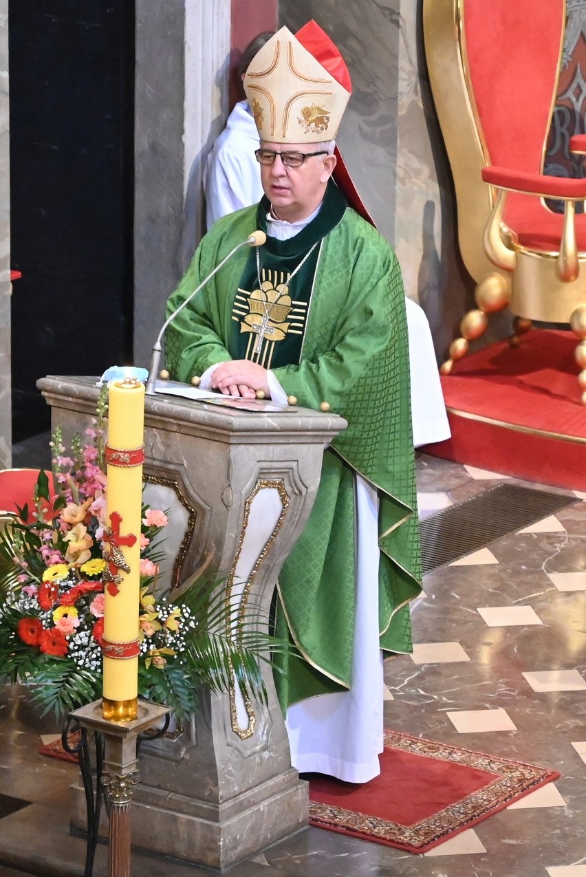 Krzyż morowy z Kielc będzie przewieziony na Święty Krzyż. Mszy w katedrze przewodniczył biskup Jan Piotrowski [ZDJĘCIA]