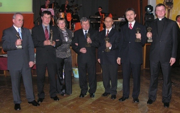 Laureaci Plastrów Miodu: Jan Kowalik, prezes "Wagremu", Witold i Barbara Stodołowie, Adam Sokołowski, Andrzej Olech, prezes Kluczborskiego Klubu Karate, Piotr Pawlikowski, ks. Rafał Siekierka, który odebrał nagrodę dla ks. Franciszka Drendy.