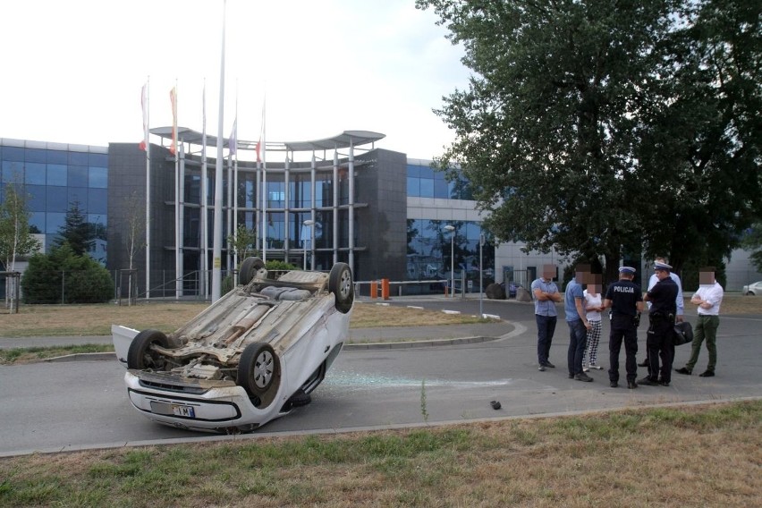 Wypadek na Żmigrodzkiej. Volkswagen dachował po zderzeniu z lexusem (ZDJĘCIA)