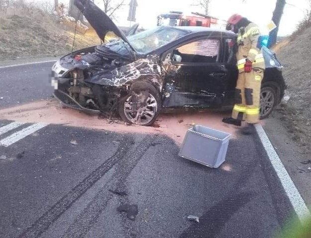 Wypadek między Strzelinem i Ziębicami. Zderzenie dwóch aut (ZDJĘCIA)