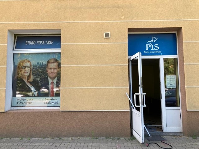 Trzech 17-latków włamało się do biura PiS w warszawskim Ursusie.