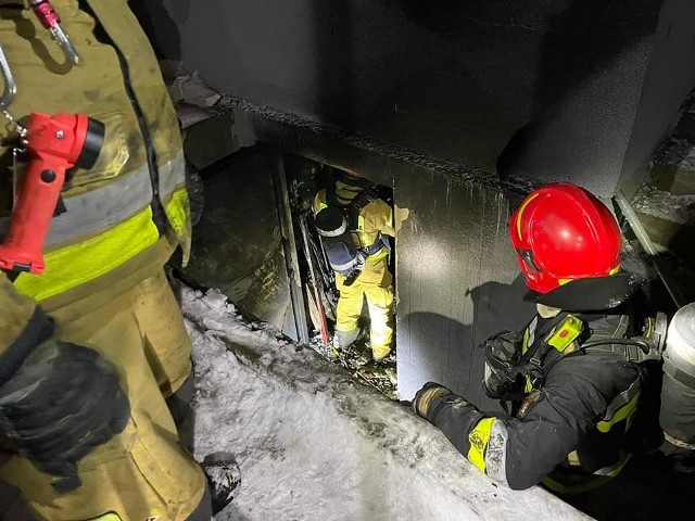 W sobotę 4 lutego toruńscy strażacy gasili pożar, który wybuchł w jednym z budynków na Rudaku. Zapaliły się tam rzeczy zgromadzone wokół pieca.