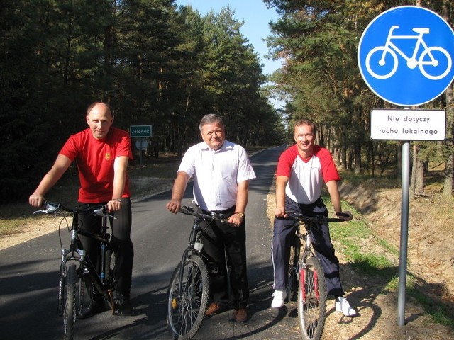 Wójtowie trzech gmin, od lewej: Marian Kmieciak z Odrzywolu, Marek Modrzecki z Rusinowa i Piotr Papis z Klwowa, przejechali się na rowerach i podczas odbioru I etapu międzygminnej drogi rowerowej.