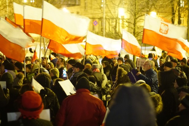 Protestujący zebrali się przed siedzibą wojewody wielkopolskiej, aby sprzeciwić się działaniom obecnej koalicji rządzącej. 