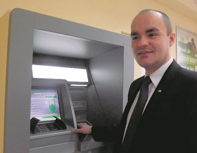 - Bankomat uruchomimy po zeskanowaniu dłoni - mówi dyrektor banku Piotr Malawski