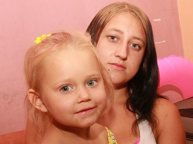 Łucja Pawłowska i jej córeczka Emilia czekają na pomoc.