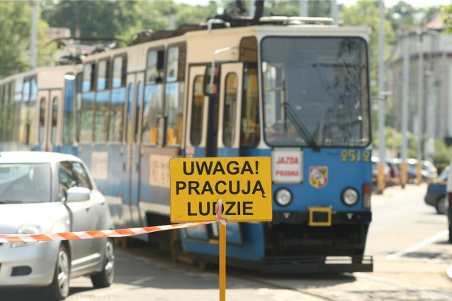 Jerzy Michalak, kandydat na prezydenta Wrocławia zdecydował się zwrócić bezpośrednio do pracowników, kierowców oraz motorniczych MPK. Twierdzi, że wie jak ciężka jest ich praca i obiecuje zmiany, gdy zostanie prezydentem. Napisał list otwarty. Oto jego treść:Drogi kierowco, motorniczy, pracowniku zaplecza Miejskiego Przedsiębiorstwa Komunikacyjnego!Wiemy, jak ciężką pracę wykonujesz. Wiemy, jak ona jest ważna w codziennym życiu miasta i jak wiele wymaga wyrzeczeń. Pobudki o drugiej w nocy czy powroty grubo po północy to nieodłączna część życia pracowników MPK. Dlatego, jako kandydaci na radnych KWW Bezpartyjny Ruch Obywatelski, chcielibyśmy zaprezentować nasze pomysły, by praca w komunikacji była dla Was wygodniejsza, łatwiejsza i lepiej wynagradzana. Chcemy, żeby praca w MPK była powodem do dumy, a pracownik był szanowany zarówno w firmie, jak i przez władze miasta. Nasze postulaty podzieliliśmy na kilka obszarów, które chcielibyśmy wprowadzić w życie po wygranych przez nas wyborach.Przejdź do kolejnych slajdów przy pomocy strzałek, by poznać dalszy ciąg listu i postulatyW NIEDZIELĘ O 21.00 WIECZÓR WYBORCZY GAZETAWROCLAWSKA.PL - NIE PRZEGAP