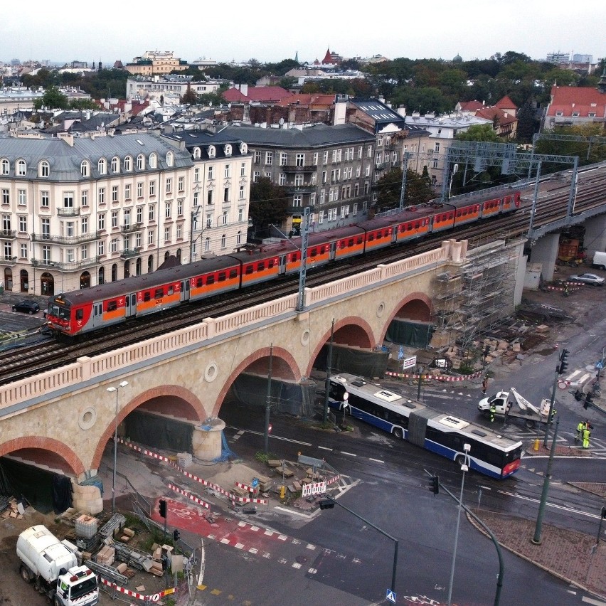 Kraków. Rekonstrukcja wiaduktu: Pojawiła się kamienna bariera