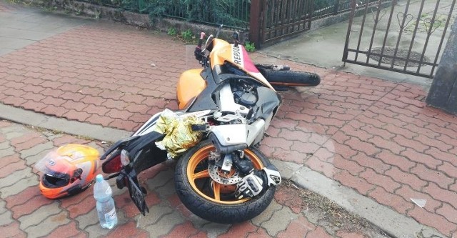 Było to we wtorek 25 września około południa. W Augustowie przy ul. Nadrzecznej motocykl zderzył się z samochodem osobowym.WIDEO: S8. W okolicach Zambrowa spłonął TIR