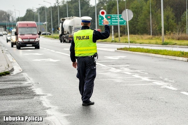 Lubuscy policjanci ruchu drogowego wspierani przez funkcjonariuszy innych wydziałów włączyli się w ogólnopolską akcję „Znicz”. Akcja rozpoczęła sie w środę 31 października i potrwała do niedzieli 4 listopada.W tym czasie lubuscy policjanci obecni byli przede wszystkim w rejonach cmentarzy, ale także na pozostałych drogach, którymi przemieszczali się mieszkańcy naszego województwa oraz osoby przyjezdne. - W rejonie nekropoli funkcjonariusze drogówki wspierani przez policjantów innych wydziałów dokładali wszelkich starań, aby zarówno ruch kołowy jak i pieszy odbywał się płynnie. Na głównych ciągach komunikacyjnych województwa lubuskiego oraz na drogach, gdzie natężenie ruchu było znacznie mniejsze mundurowi służyli podróżnym pomocą i eliminowali kierowców, którzy jadąc w sposób brawurowy zagrażali bezpieczeństwu innych osób - informuje st. sierż. Mateusz Sławek z zespołu prasowego lubuskiej policji.W tym roku na lubuskich drogach było bezpieczniej niż w 2017 roku. - Doszło do 9 wypadków drogowych (2017r. - 14), w których niestety zginęła jedna osoba (2017r. - 2), a 12 zostało rannych (2017r. - 18). Lubuscy policjanci zatrzymali 36 nietrzeźwych kierowców - dodaje st. sierż. Mateusz Sławek. Do najpoważniejszego zdarzenia doszło 1 listopada w Zwierzynie (pow. strzelecko-drezdenecki), gdzie osobówka zderzyła się z szynobusem. Zginęła jedna osoba.WIDEO: Auto wjechało pod pociąg w Lubuskiem. Zginęła jedna osoba