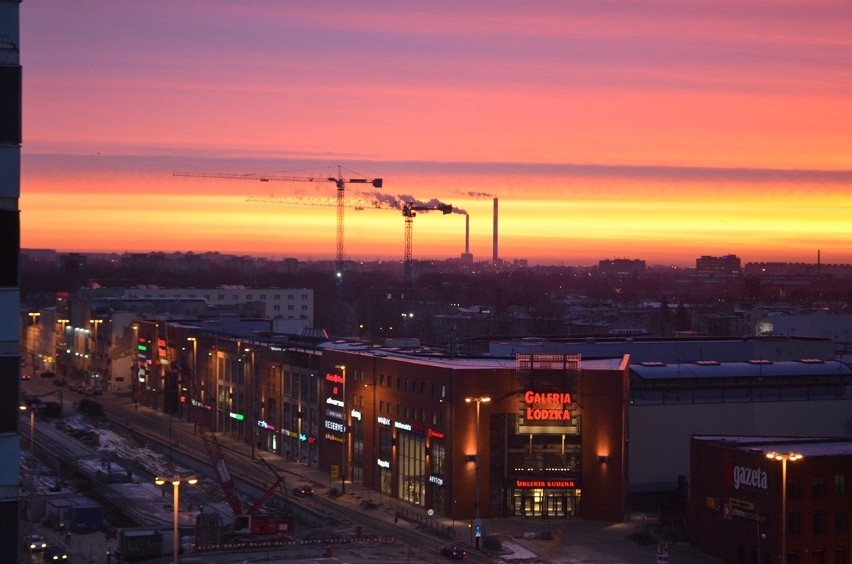 Poranek w centrum Łodzi. Zobacz wschód słońca nad miastem [ZDJĘCIA CZYTELNIKA]