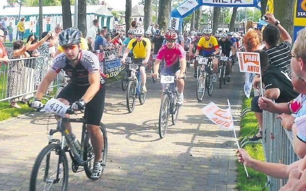 Maraton rowerowy wokół Miedwia z roku na rok przyciąga coraz więcej zawodników. Start i meta jest w amfiteatrze w Morzyczynie.