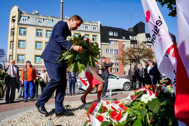Prezydent Opola Arkadiusz Wiśniewski składa kwiaty na skwerze Solidarności.