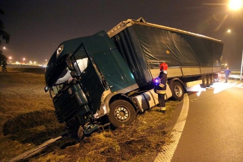 Ciężarówka wpadła do rowu przy zjeździe z A4. Wjazd do Wrocławia zablokowany (ZDJĘCIA)