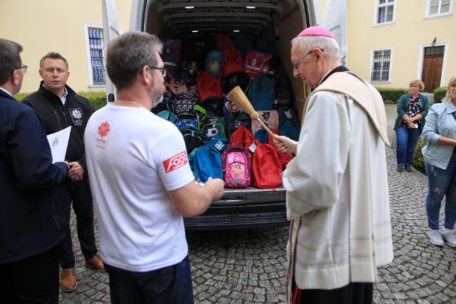 22 sierpnia zostały poświęcone plecaki przygotowane przez Caritas Poznań dla dzieci z Ukrainy. To kolejna edycja tej akcji.Przejdź do kolejnego zdjęcia --->