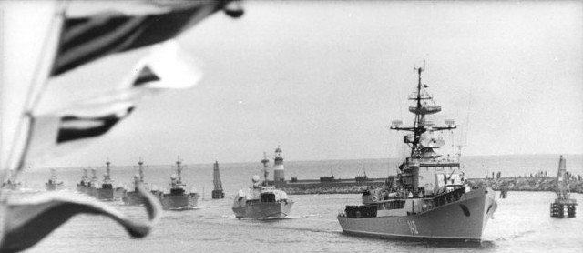 Parada wschodnioniemieckiej Volksmarine w Rostocku fregata typu Riga i kutry rakietowe projektu 205