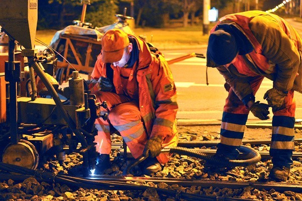 Pan Jacek i pan Paweł w ciągu jednej nocy naprawiają ok. 15...