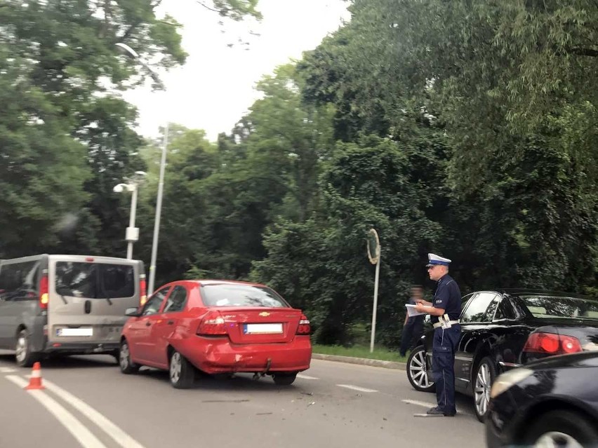 Zderzenie 3 samochodów na ul. Paderewskiego w Rzeszowie [ZDJĘCIA]