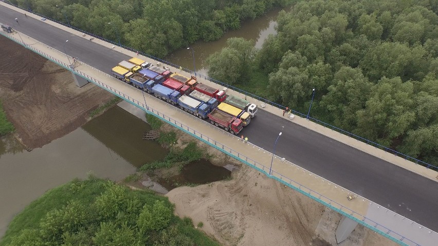 15 SAMOCHODÓW CIĘŻAROWYCH Z PEŁNYM ŁADUNKIEM zostało...