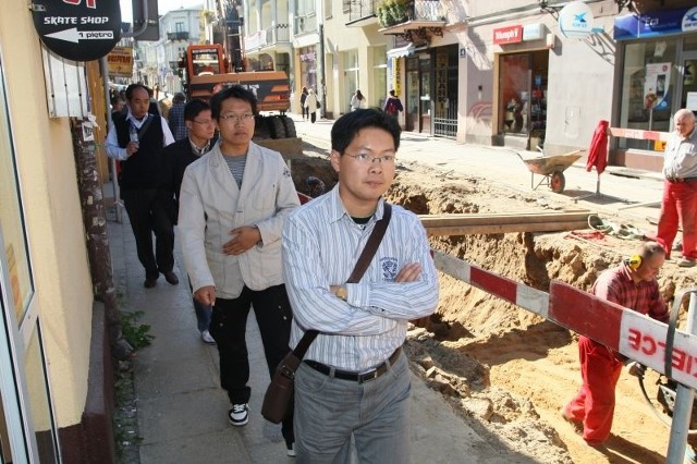 W środę goście z Chin przedzierali się remontowaną ulicą Dużą w Kielcach, aby dotrzeć na obiad do restauracji wietnamskiej.