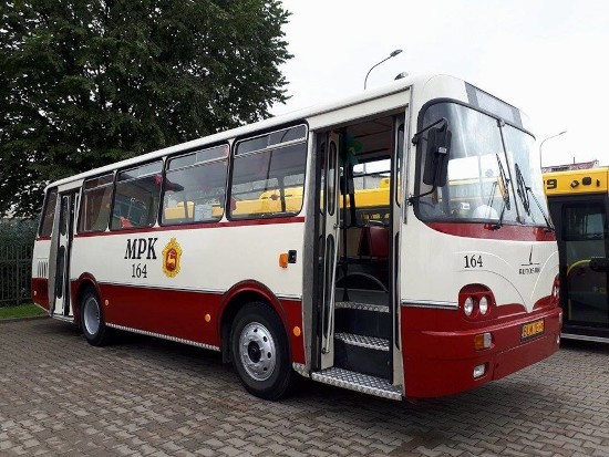 Autobus marki Autosan H9-35 z 1992 roku, który przez wiele lat przewoził pasażerów po Łomży i okolicy.