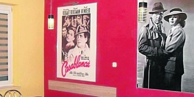 Skoro Casablanka, to oczywiście na ścianach lokalu nie może zabraknąć plakatów z wizerunkiem Humphreya Bogarta i Ingrid Bergman, ze słynnego filmu.