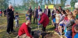Święto Drzewa w Chrobrzu. Przy zespole szkół posadzono 300 drzew, w tym sadzonkę dębu Bartek [ZDJĘCIA]
