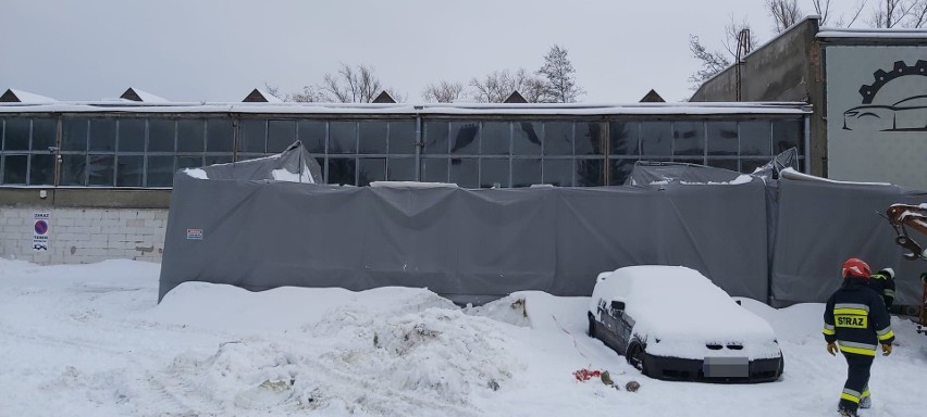 Pod naporem śniegu i lodu zawaliły się namioty galerii kultowych samochodów w Korczynie [ZDJĘCIA]