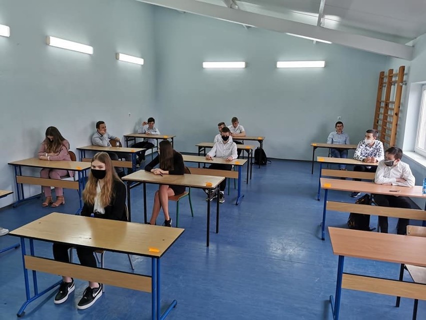 Uczniowie klasy ósmej w Rozwadach pisali próbny egzamin.