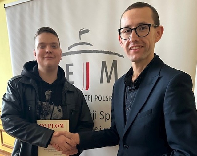 Mateusz Kania (z lewej) zwyciężył w grudziądzkim konkursie wiedzy o Sejmie. Gratulował mu Jakub Kopkowski, współpracownik posła Tomasza Szymańskiego