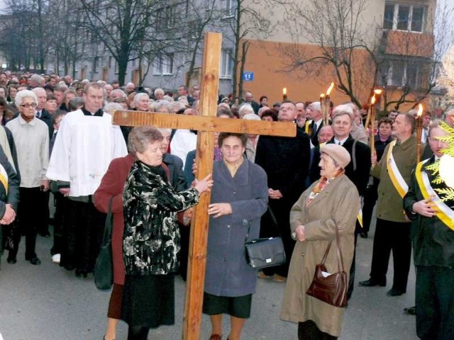 Na każdej stacji Drogi Krzyżowej zmieniała się delegacja niosąca krzyż. 