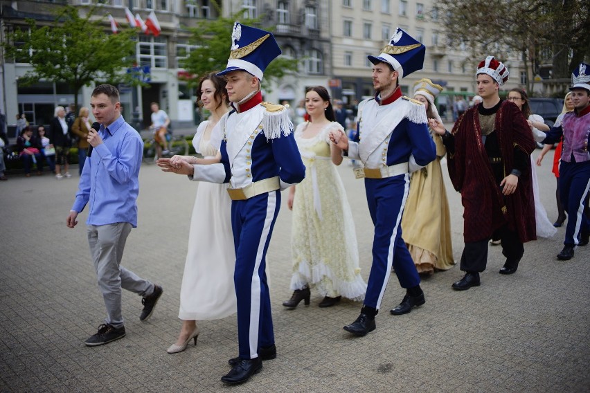 Odtańczyli poloneza na placu Wolności