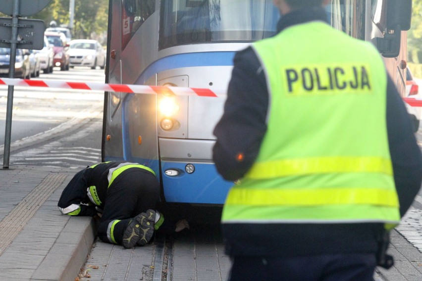 Kobieta wpadła pod tramwaj na Grabiszyńskiej [ZDJĘCIA]