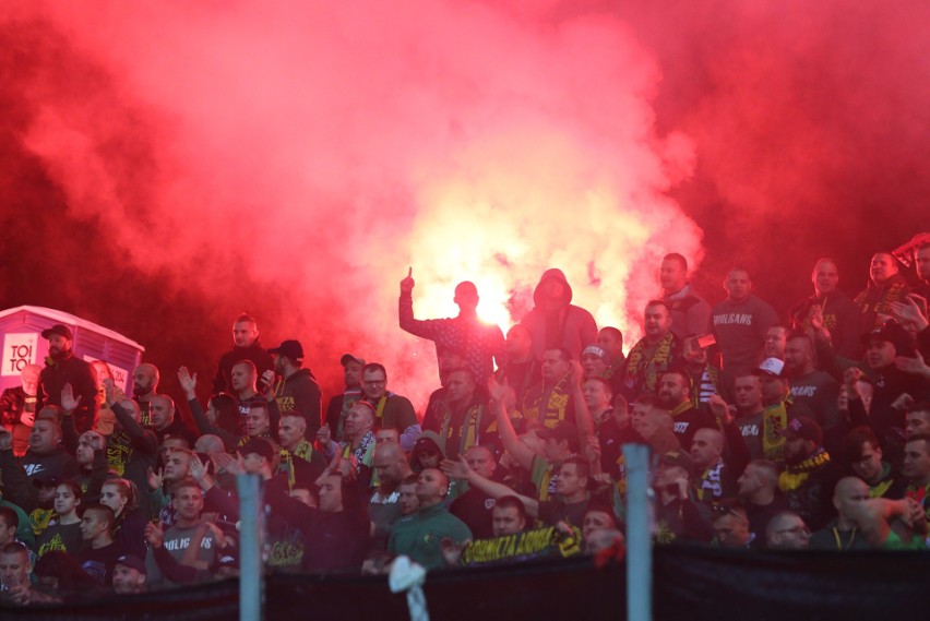 Na meczu GKS 1962 Jastrzębie z Zagłębiem Sosnowiec grupa...